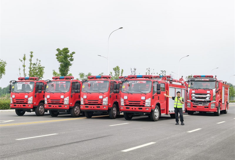 Лагос өрт сөндіру басқармасына қызмет көрсету үшін 4 ISUZU NPR көбік өрт сөндіру көлігінің бірінші партиясы дайын